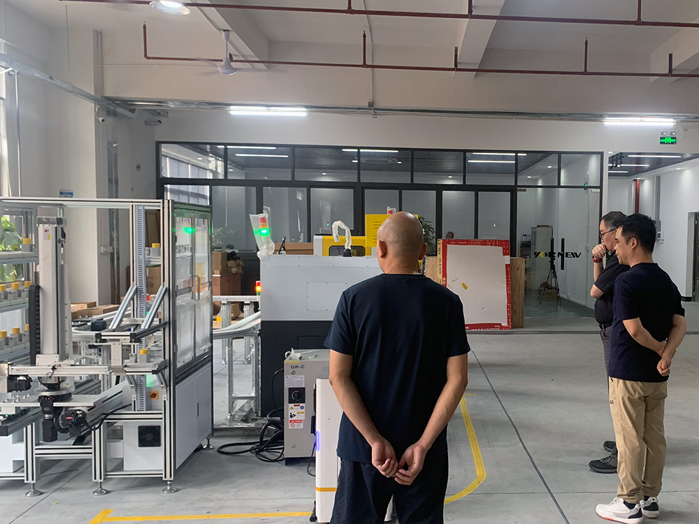 香港城市大老師來(lái)訪(fǎng)廣東育菁裝備公司